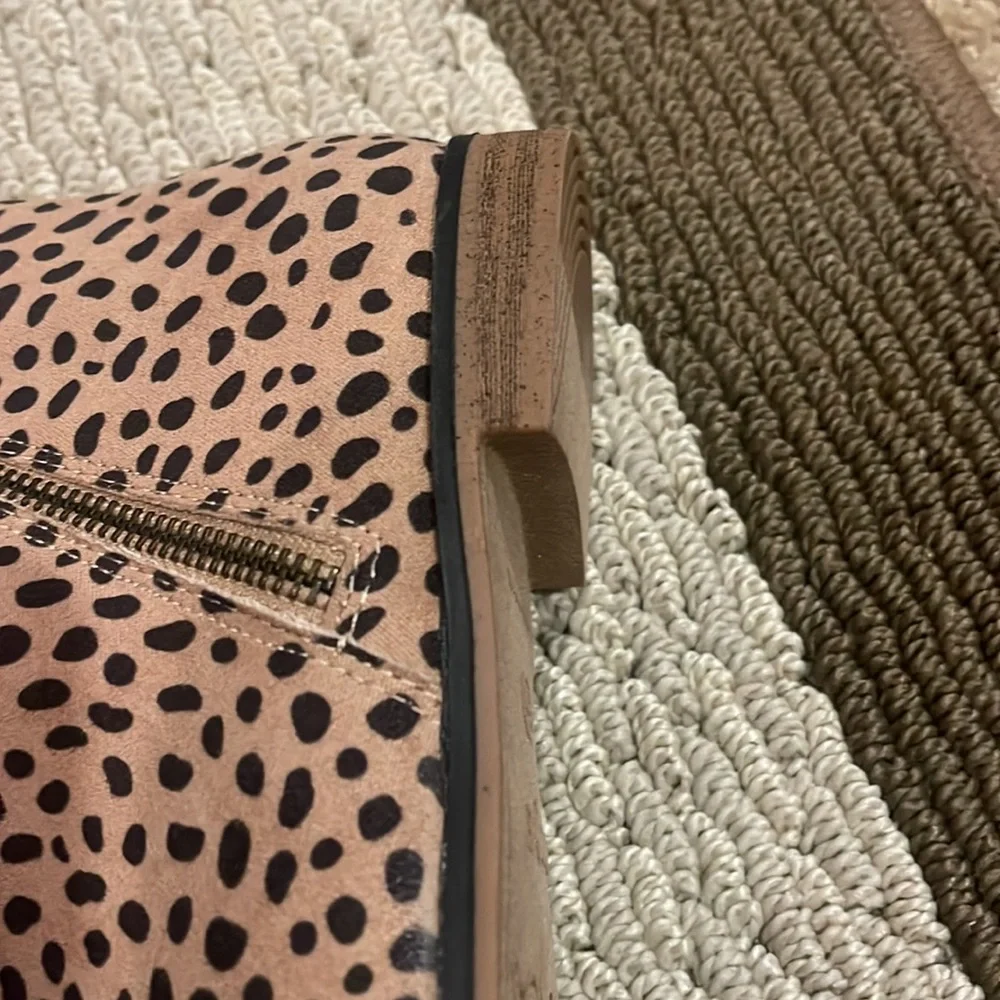 New size 5 girls cat and Jack leopard print ankle boots